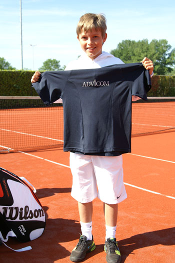 Bas de Rooij met kleding van zijn voormalige sponsor