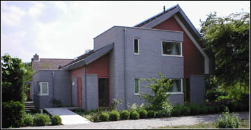 aan de straat is niet de ingang van nummer 3, achter de huizen aan de Marga Klompélaan ligt een pad waar de ingang is Marga Klompelaan 3 in Woerden